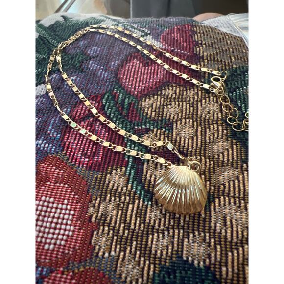 Unbranded Faux Gold Seashell Pendant Necklace w/ Faux Pearl – 18” Chain Beach - Picture 2 of 3
